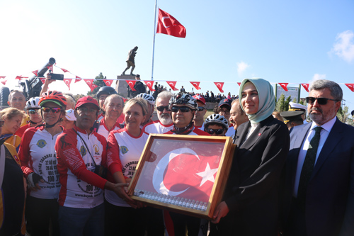 Bisikletliler Sancak ile İzmir’e uğurlandı