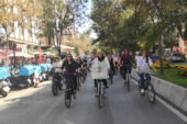 Süslü kadınlar bisiklet turunda küresel krize dikkat çekildi