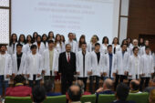 Eczacılık Fakültesi öğrencileri törenle beyaz önlük giydi