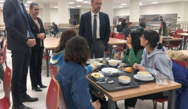 Rektör Okumuş, yenilenen  yemekhanede öğrencilerle yemek yedi