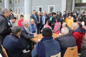 Başkan Zeybek, depremzede vatandaşları ziyaret etti