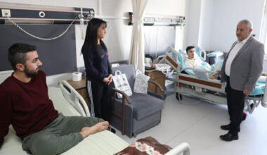 Başkan Zeybek, depremzedeleri hastanede ziyaret etti