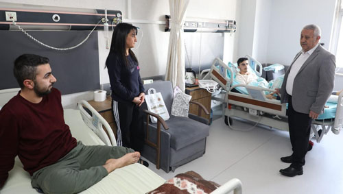 Başkan Zeybek, depremzedeleri hastanede ziyaret etti