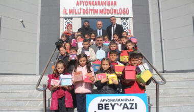 Beyyazı ilkokulu öğrencileri depremzedeler için kumbaralarını bağışladı