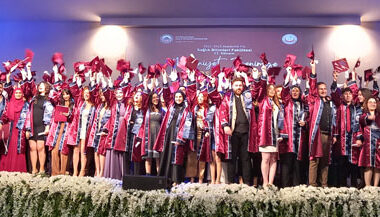 AFSÜ’de mezuniyet sevinci yaşandı