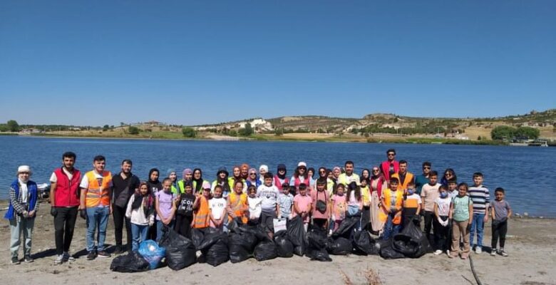 “Haydi Yapalım Derneği” gönüllüleri Emre Gölünü temizledi
