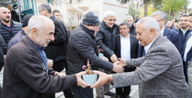 Başkan Zeybek mahalle ziyaretlerini sürdürüyor
