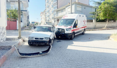 Ambulansın Karıştığı Kazada 2 Sağlık Görevlisi Yaralandı Ambulansın Karıştığı Kazada 2 Sağlık Görevlisi Yaralandı